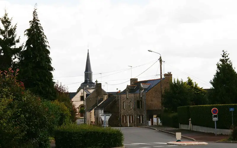 Bourg de Marzan en été