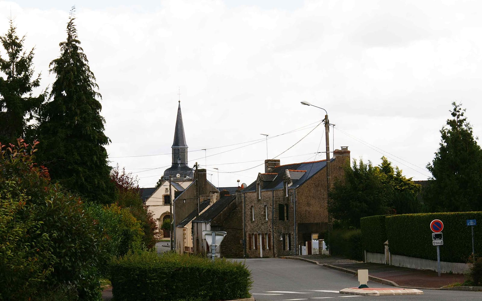 Bourg de Marzan en été